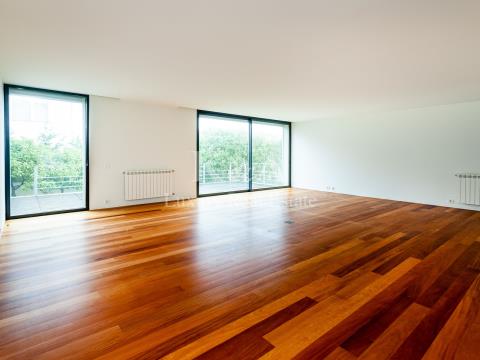 Moradia V4+1 na Foz com jardim e piscina.