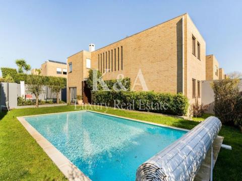 Moradia com jardim e piscina em zona nobre de Leça da Palmeira
