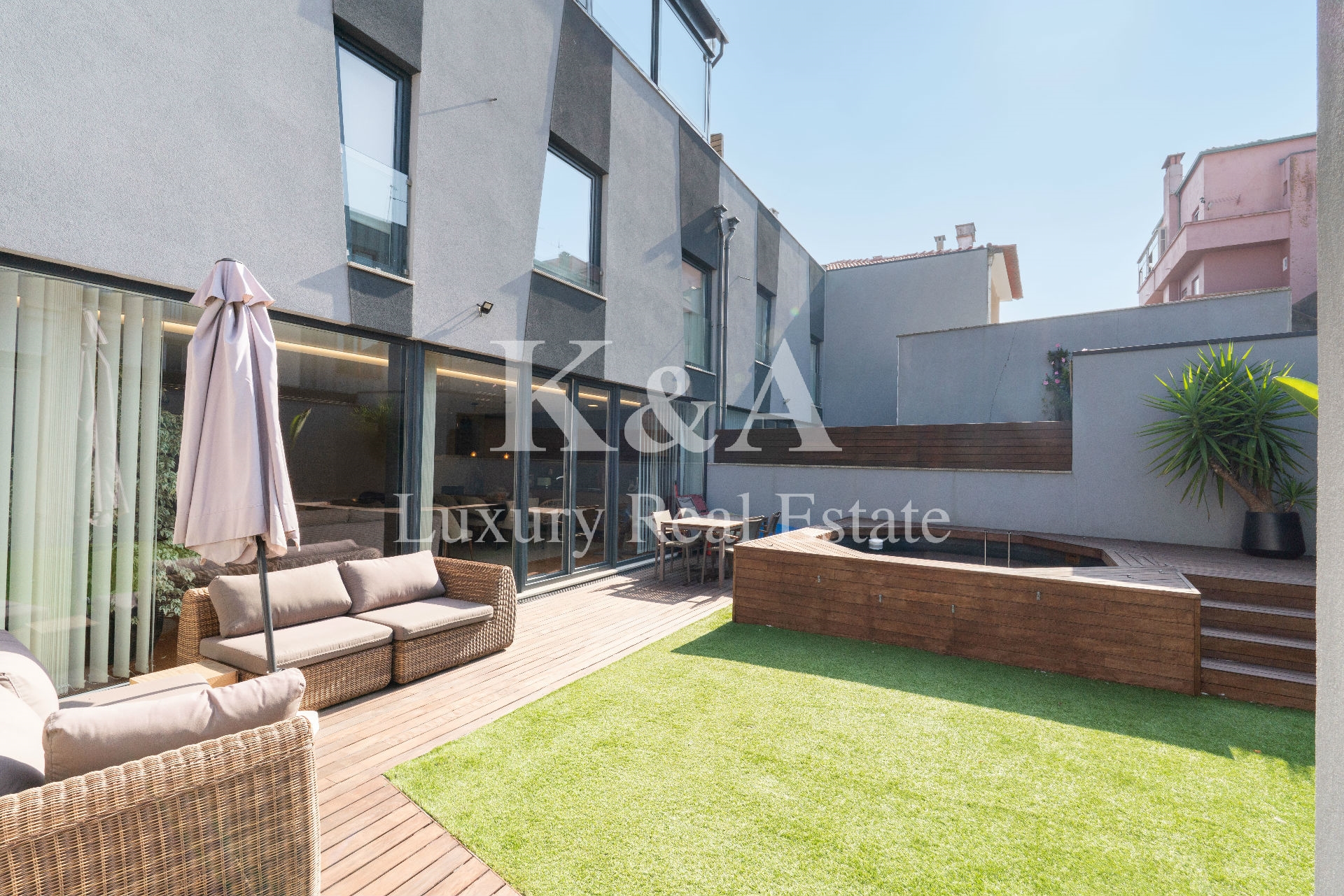 Three-bedroom house with garden and pool in Porto.