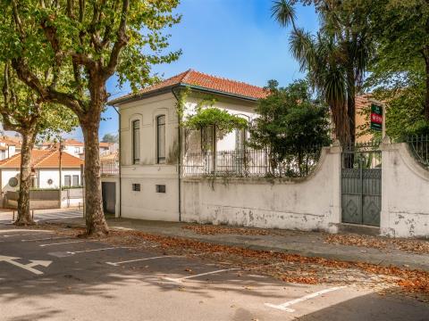 Moradia tradicional na Foz,  com potencial e um excelente jardim.