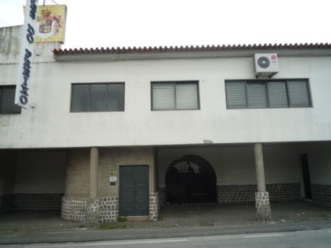 Espace avec 3 entrepôts à louer à Sangalhos - Anadia.