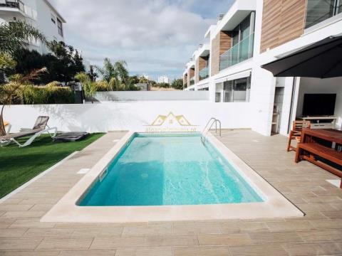 Fantástica Moradia T3, com linhas modernas, piscina privada, jardim, perto da praia