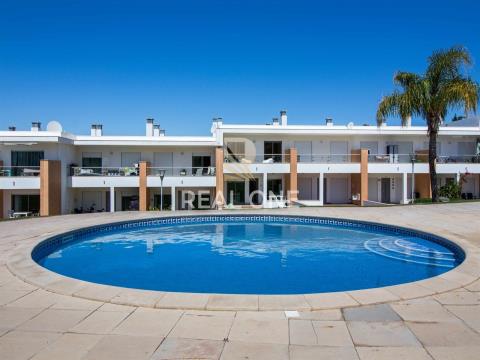 Villa avec vue sur la piscine et les espaces verts