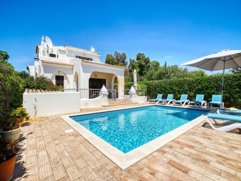 For sale in Carvoeiro, Renovated 4  bedroom villa with private pool