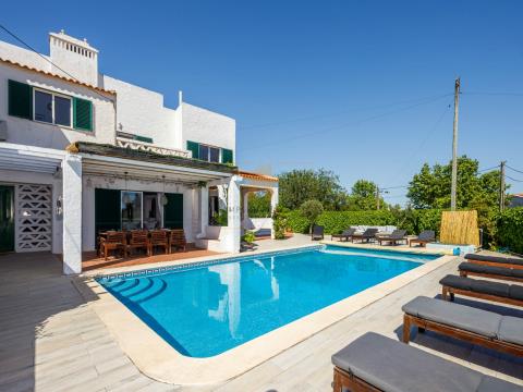 For sale, 5 bedroom villa with sea views in Carvoeiro