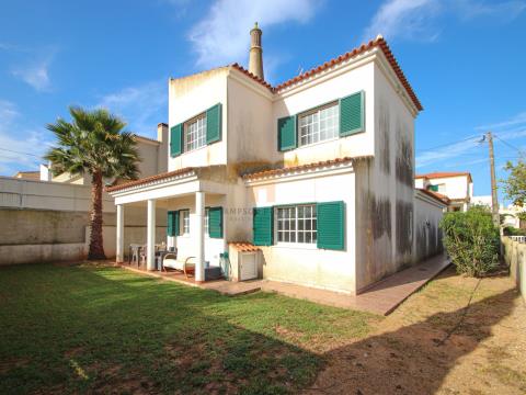 For sale 4 bedroom villa with garage in Carvoeiro