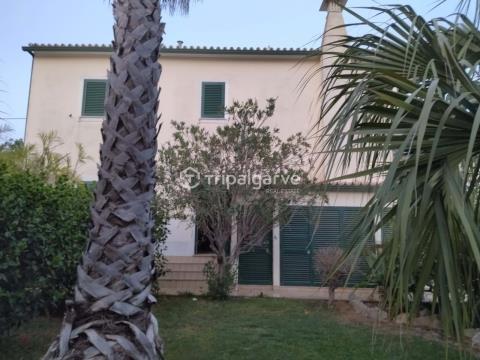 Annual rental of a detached villa with 4 bedrooms, bbq, fenced garden and shared swimming pool.