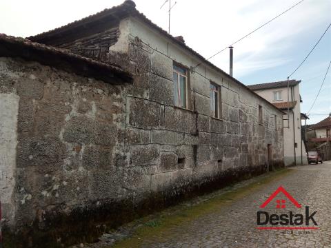 Quintinha com moradia em pedra para restaurar em Castro Daire