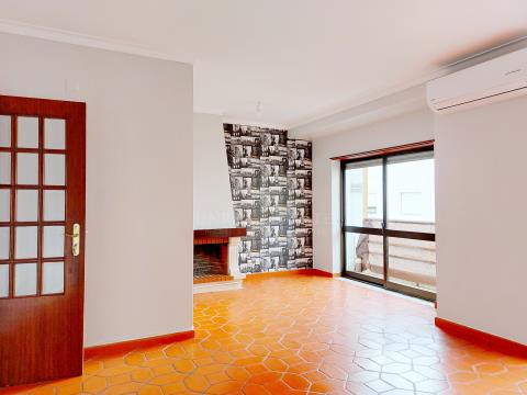 Apartamento T3, com garagem, localizado na Urbanização da Quinta da Silvã, Torres  Novas
