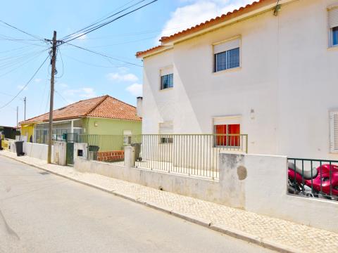 Andar de Moradia, t2, usado, constituído por 2 pisos e cave, localizado em Porto Salvo, Oeiras.