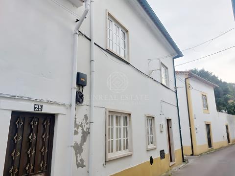 Moradia t4 para venda, localizada no centro histórico da cidade de Torres Novas.