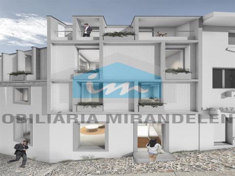 Edifício com projeto para 9 fogos (3 lojas comercias + 6 apartamentos), no centro de Mirandela