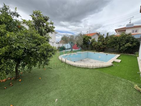 Moradia T4 com piscina para venda em Mirandela