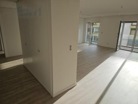 Apartamento T2 novo a estrear com excelentes acabamentos, varanda e garagem box para duas viaturas
