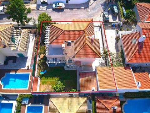 Spacious and comfortable 4 bedroom villa with garage and garden, in Galeotas, Azeitão