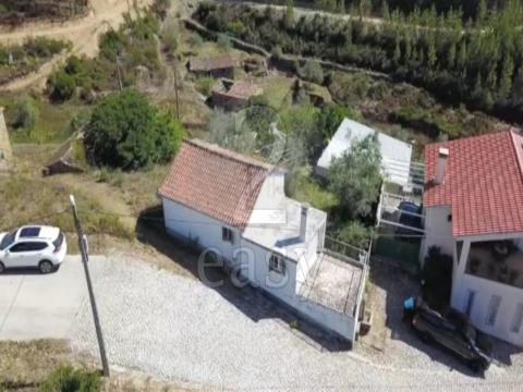 Moradia T3 com varanda, terraço e jardim na serra de Cambas, Oleiros
