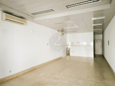 Commercial space with storage and porch in the Center of Alvalade, Santiago do Cacém