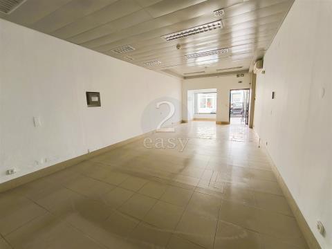 Commercial space with storage and porch in the Center of Alvalade, Santiago do Cacém