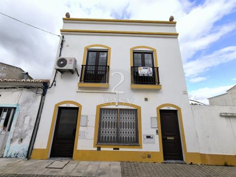 Edificio con casa de 2 dormitorios y garaje + Comercio, Alvalade, Santiago do Cacém