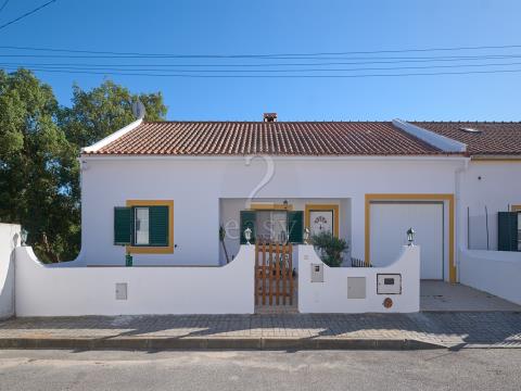 Casa de una sola planta con sótano, 3 dormitorios, patio, buhardilla y garaje, Santa Cruz, Santiago do Cacem