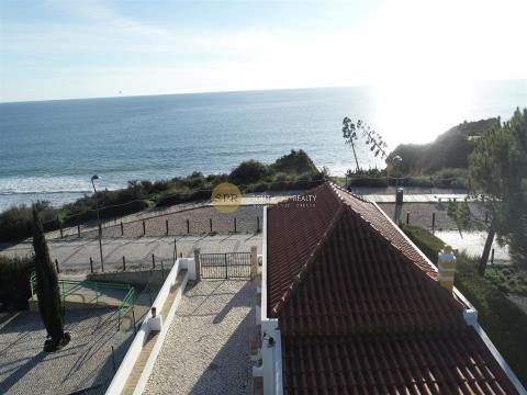 Rustikales Haus mit Grundstück vor Praia da Rocha. 