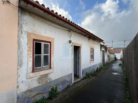 Haus mit 3 Schlafzimmern zum Renovieren auf einem Grundstück mit 716 m2, Zibreira, Torres Novas