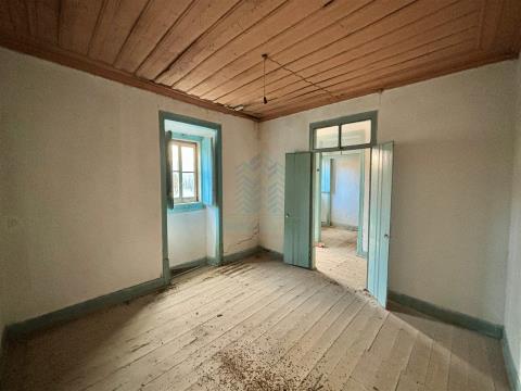 3 bedroom house to renovate on land with 716 m2, Zibreira, Torres Novas