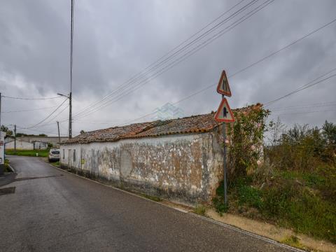 Old house T2, to recover, inserted in a land with 640 m2 in Tomar.