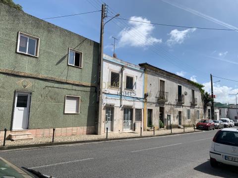 Building in Frielas Loures with two 2-bedroom flats.
