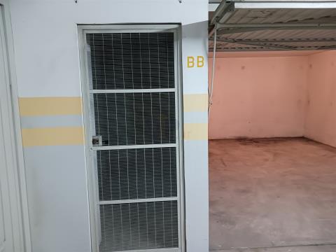Garagem Box c/ Arrumo ao H.S. João