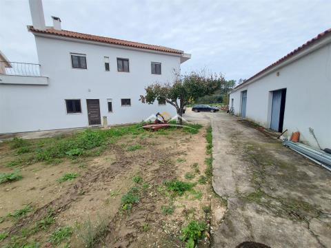 House with garage and storage in Tomar