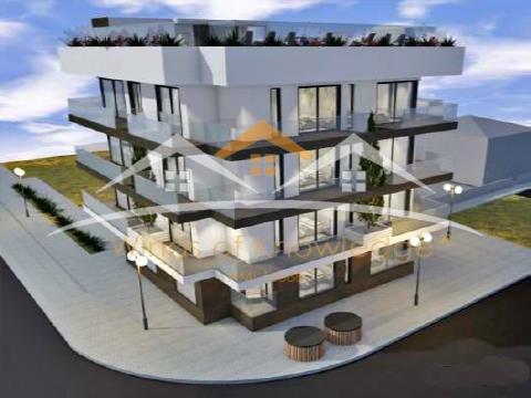 Apartamento de 3 dormitorios en la playa, con balcones, piscina y garaje