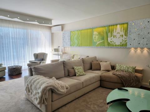 Luxury T4 apartment located near Jardim de Serralves in Foz do Douro.